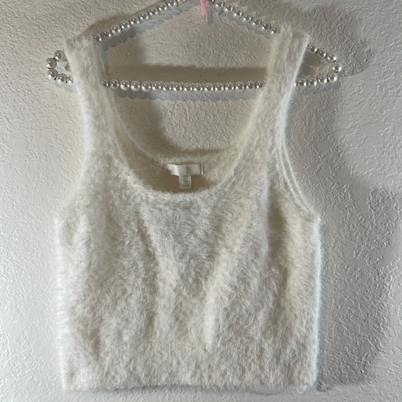 H&M LOVELY SOFT WHITE FLUFFY WARM SLEEVELESS CROP VEST TOP SIZE MEDIUM NEW - Picture 1 of 8